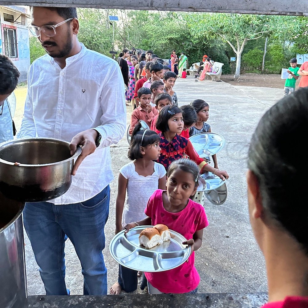 Project 2 : 300 meals, 14 volunteers,  70 hours